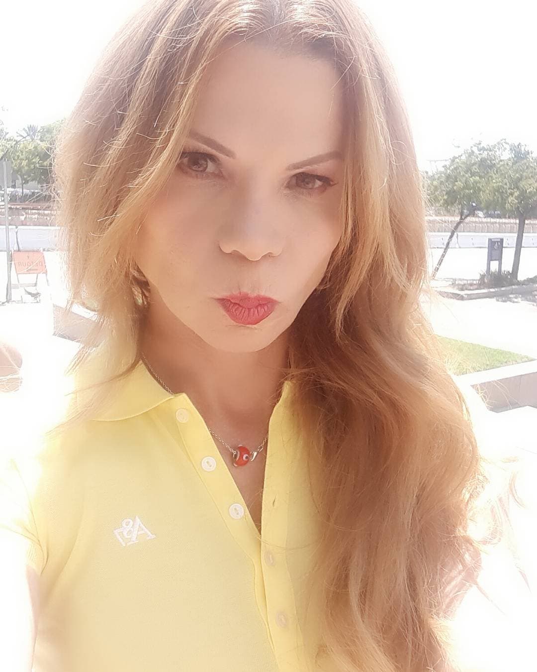 Mhoni Vidente nació como hombre, llamado Rafael Martínez de León, en Monterrey, Nuevo León. De padre mexicano y madre cubana, sabía desde pequeña que era una mujer en el cuerpo de hombre y que tenía dotes para la adivinación.