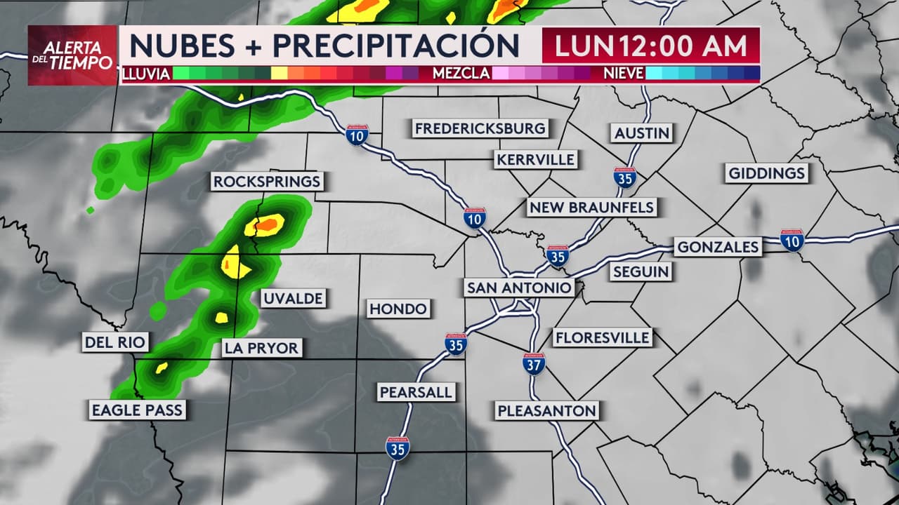 El lunes a medianoche,
<b>el sistema de tormentas estará al oeste de la región</b>. Cerca de localidades como Uvalde, se esperan lluvias de ligeras a moderadas.