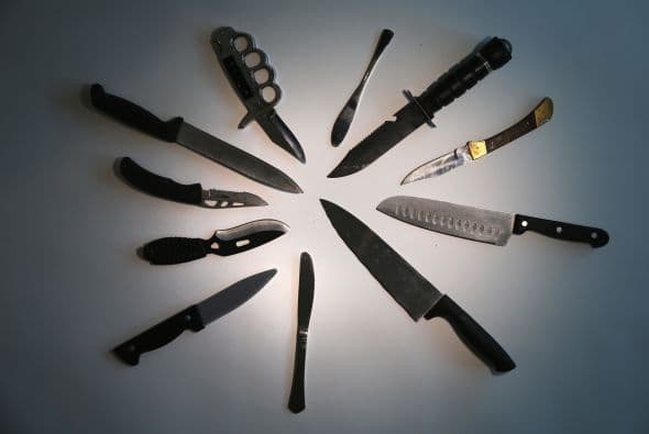 Diferentes cuchillos y armas punzocortantes
