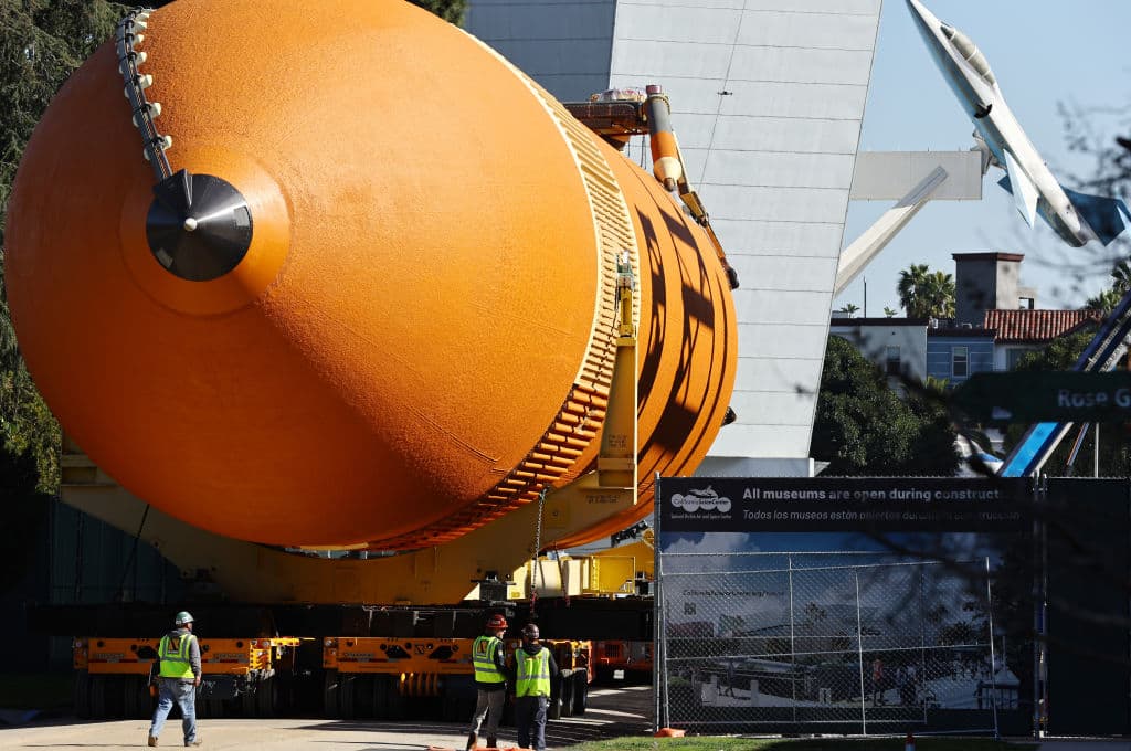 El tanque mide 154 pies (47 metros) de largo y casi 28 pies (8.5 metros) de diámetro.
