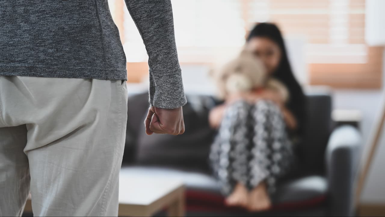 Dos mujeres de 41 y 22 años del sur de Florida están tras las rejas, acusadas del homicidio e intento de asesinato de sus hijos. El psicoterapeuta Alfredo Hernández explica las señales que pueden alertarlo para que proteja a los niños.