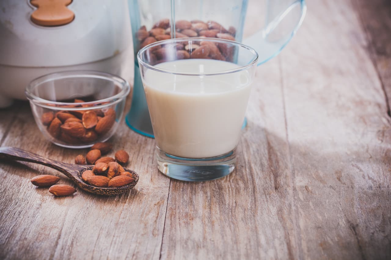 <b>Leche de avena, arroz o almendras</b>. Las proteínas de estas bebidas tienen menor valor que la de la soya. La leche de almendra, por otro lado, necesita 
<a href="https://www.theguardian.com/lifeandstyle/shortcuts/2015/oct/21/almond-milk-quite-good-for-you-very-bad-for-the-planet">una gran cantidad de agua para su fabricación</a>, por lo que no es un producto recomendable desde el punto de vista medioambiental.