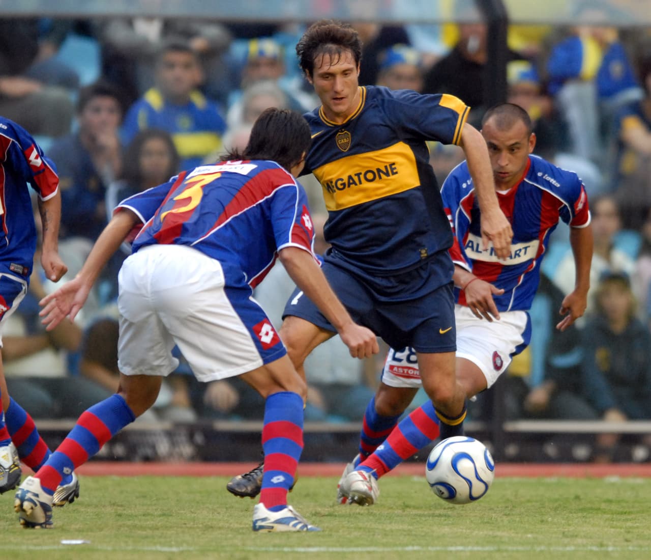 Con Boca Juniors ganó cinco ligas y tres Copas Libertadores. Hizo una gran dupla con Martín Palermo.