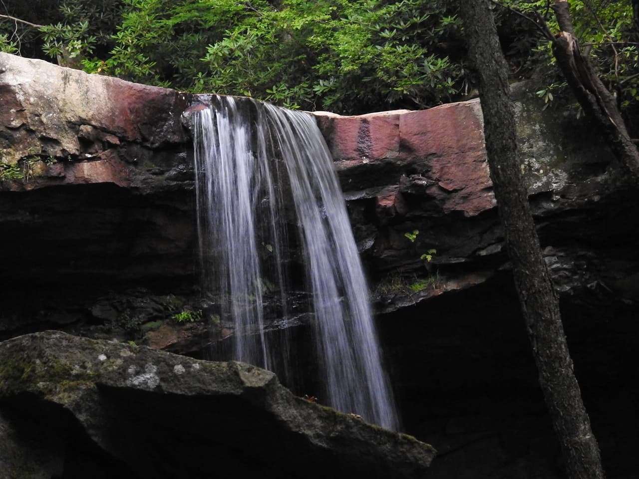 El agua no solo cae en cascada por 30 pies, sino que también es muy fácil de visitar.
