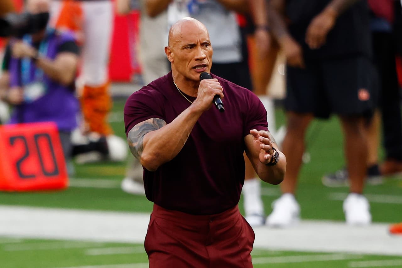 Dwayne "The Rock" Johnson fue el encargado de dar el grito de bienvenidad al gran partido en el SoFi Stadium.