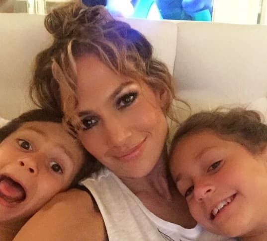 Y lo mejor de todo es que sus hijos son buenos amigos del gran amor de su mami...