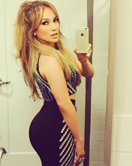 Jenni, de 46 años, no tiene límites, por eso no le importa si la critican al compartir una relación amorosa con Casper, que tiene 28 años.