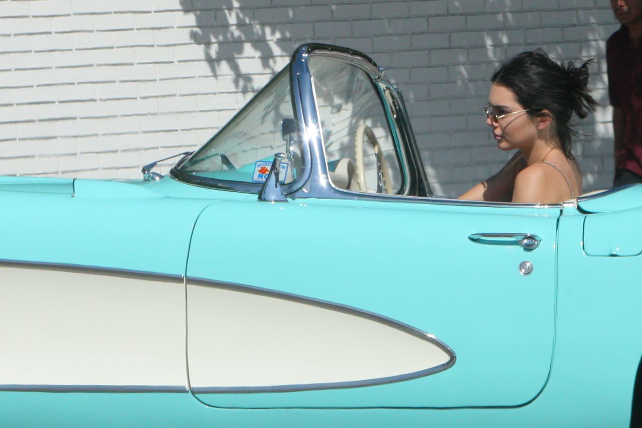 Parece que una de las integrantes menores del 
<b>clan Kardashian gusta no sólo de los buenos autos</b>, sino de pasear sola y relajarse manejando su Chevrolet Corvette.