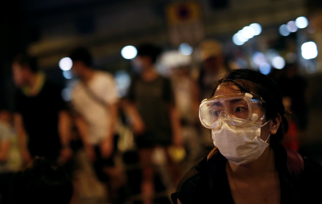 Carrie Lam, jefa del gobierno local, afirmó que las protestas del domingo demostraban el compromiso de Hong Kong con la libertad de su población. Negó estar recibiendo órdenes del gobierno central de China, dirigido por el Partido Comunista. “No he recibido ninguna instrucción o mandato de Pekín para hacer esta ley”, dijo. “Lo hacíamos y lo seguimos haciendo por conciencia y nuestro compromiso con Hong Kong”.
<br>