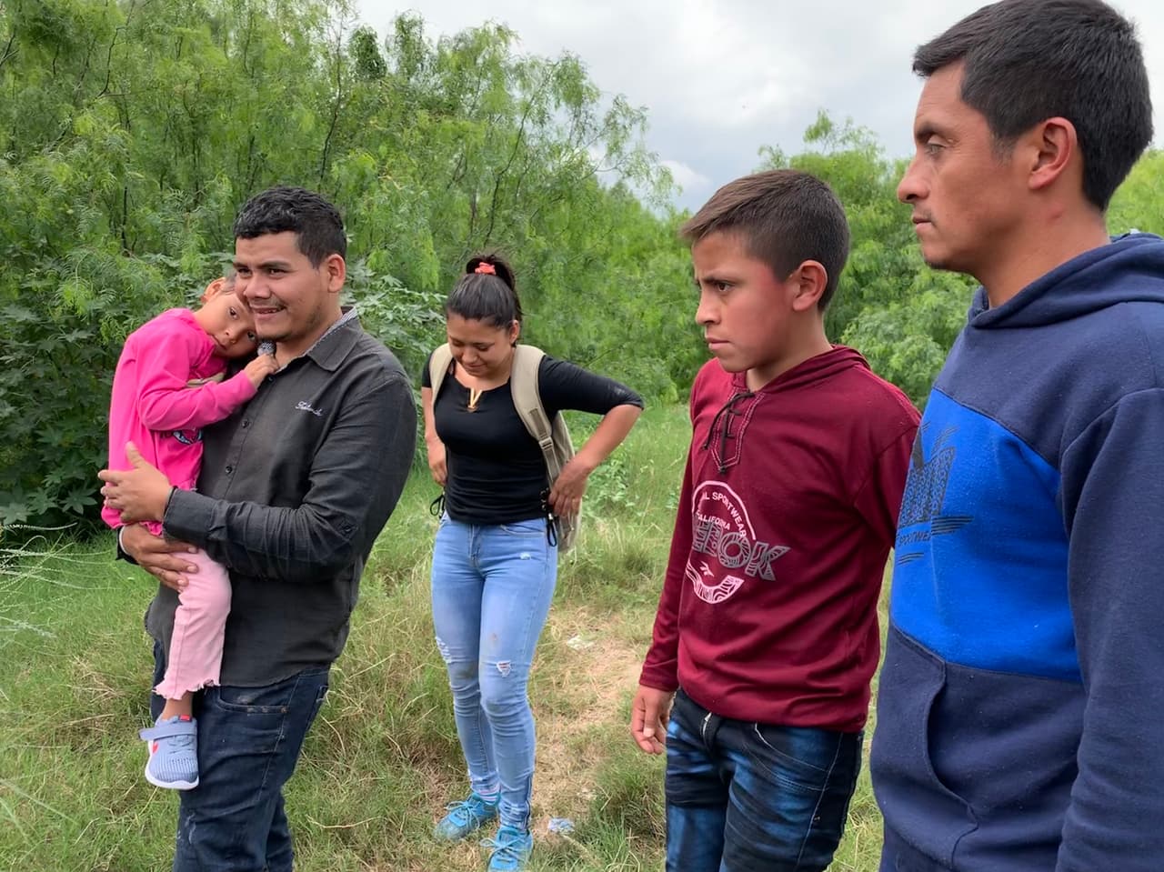 Estas dos familias no podían creer que ya estaban del lado estadounidense de la frontera.