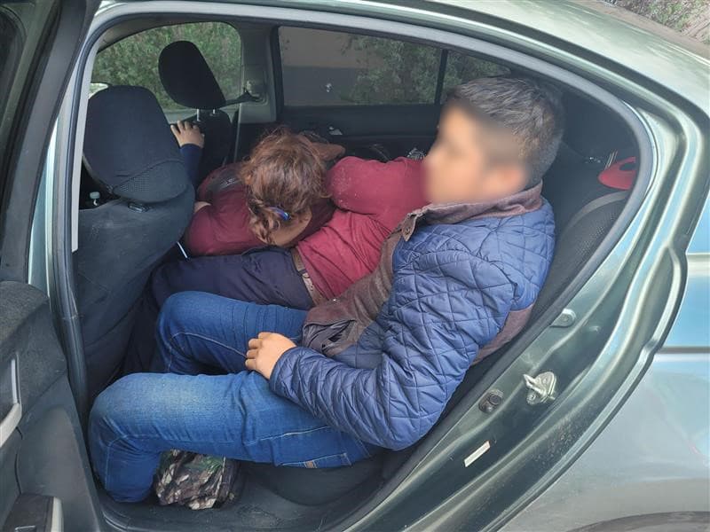 El sector de Tucson continúa encontrando menores reclutados por organizaciones de tráfico de personas, incluidos dos arrestados por agentes de la estación Willcox durante una parada de vehículos cerca de Benson.Cinco migrantes fueron encontrados en el vehículo. Ambos traficantes, ciudadanos estadounidenses, tenían solo 16 años.