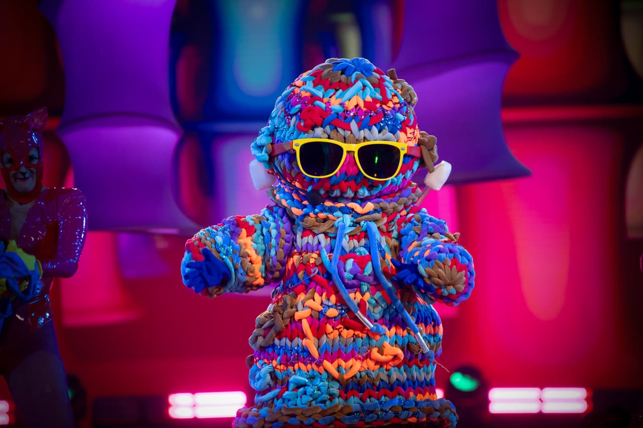 En el cuarto programa de ¿Quién Es La Máscara? vimos dos combates. El primero fue protagonizado por Robotso, Tutupótama, Maraña y Orni. Maraña participó con el tema 'Desconocidos' de Mau y Ricky. Los investigadores apostaron porque El Mariana, Nicole Chávez, Alana o Danyan Cat podrían estar detrás de esta bola de estambre. Los votos no la favorecieron así que cuando llegó el momento de salvación los investigadores rescataron a Robotso, mientras el público rescató a Tutupótama y Orni.