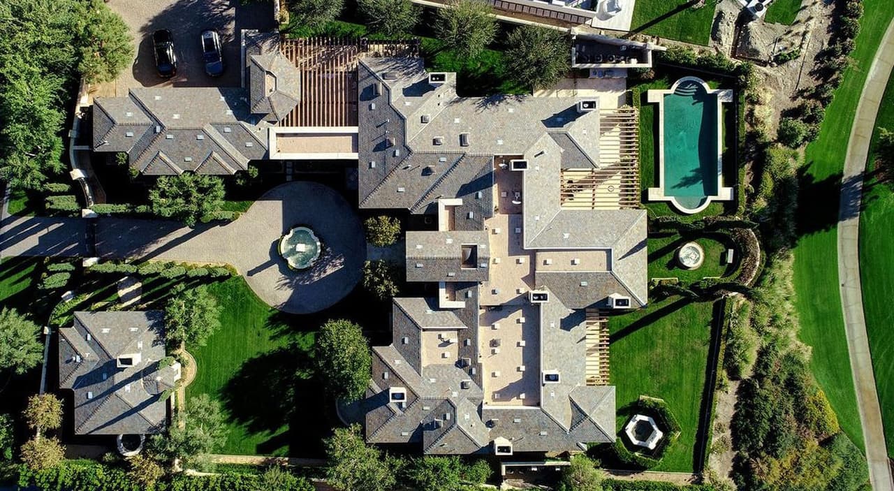 La mansión tiene una superficie de 8,728 pies cuadrados.