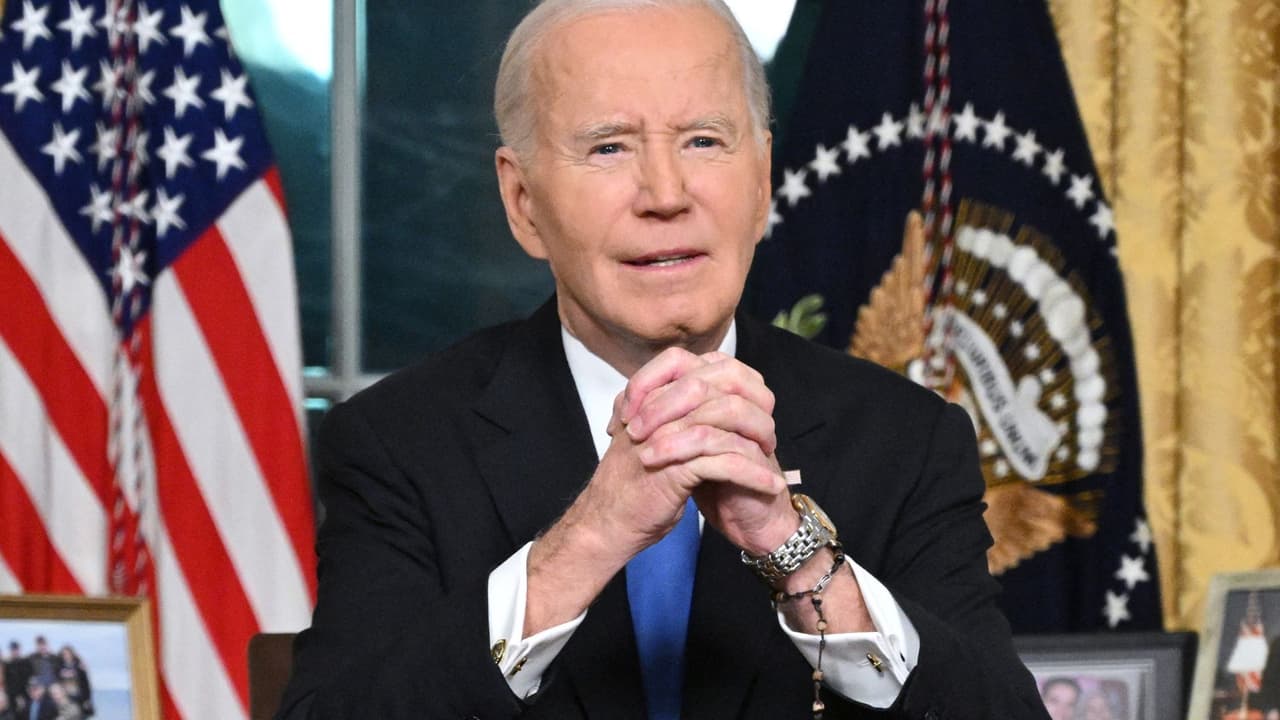Joe Biden concluye su tratamiento de radioterapia contra el cáncer y celebra tocando la campana