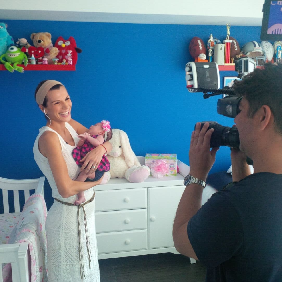 Cristy y Michelle se despidieron, la pequeña ya tenía mucha hambre.
