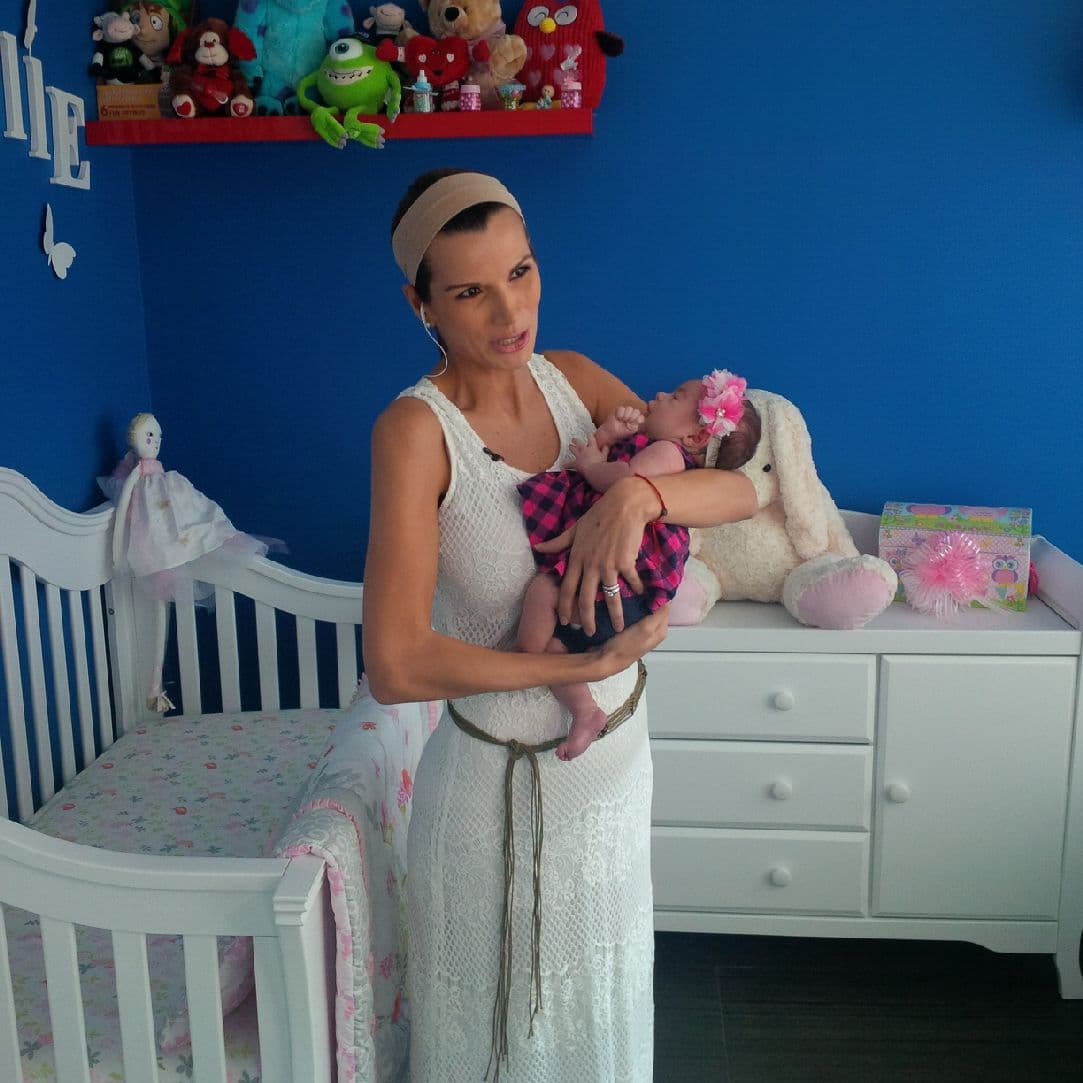 Cristy estaba tan emocionada como el papá de presentar a su belleza.