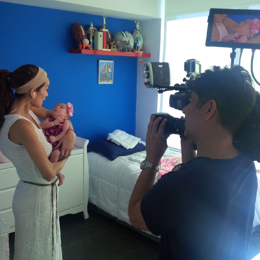 Michelle estaba muy guapa en brazos de su bella mamá, lista para aparecer ante las cámaras.