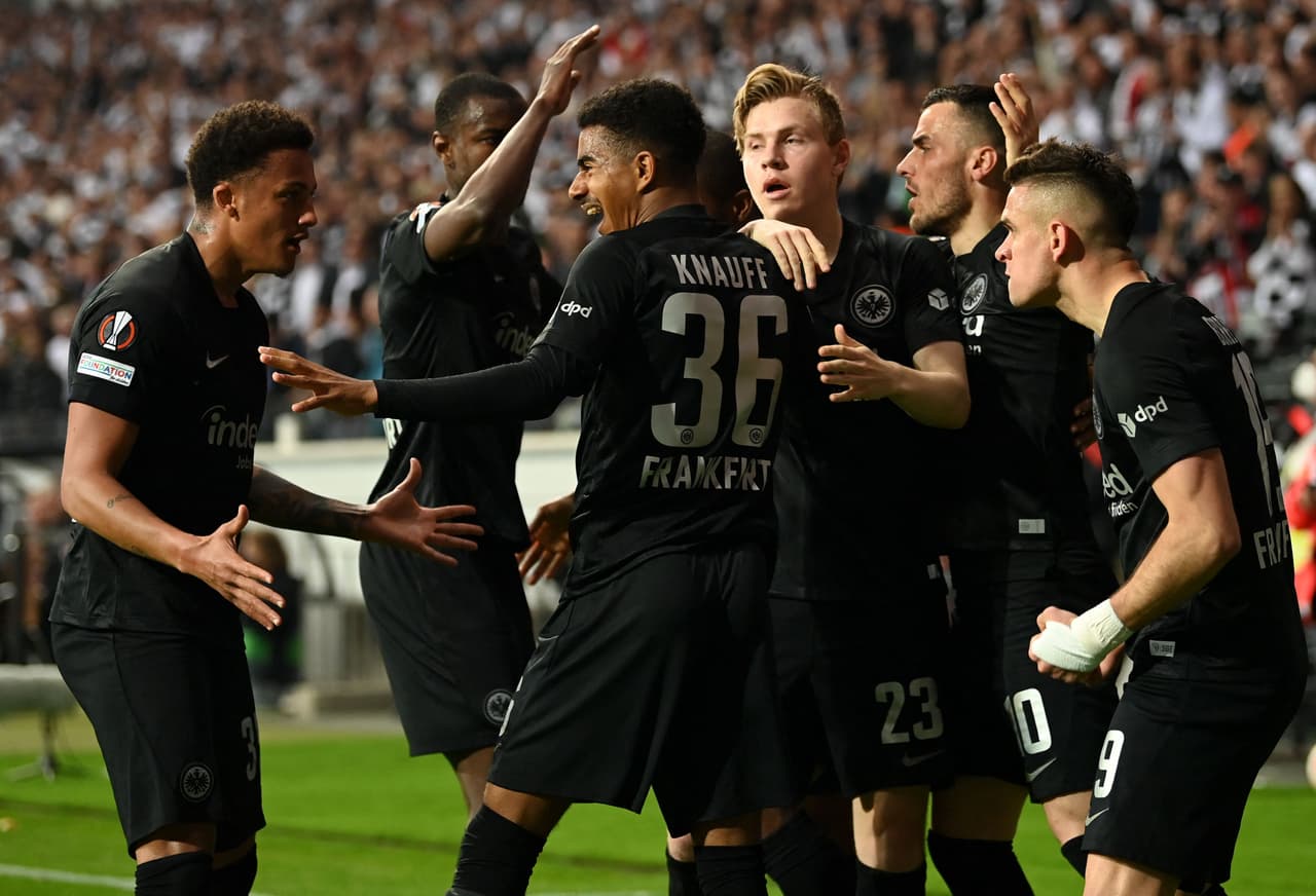 <b> El Eintracht Frankfurt se clasificó a la final de la Europa League en su casa, el estadio Deutsche Bank Park, que vivió una auténtica locura.</b>
<br>