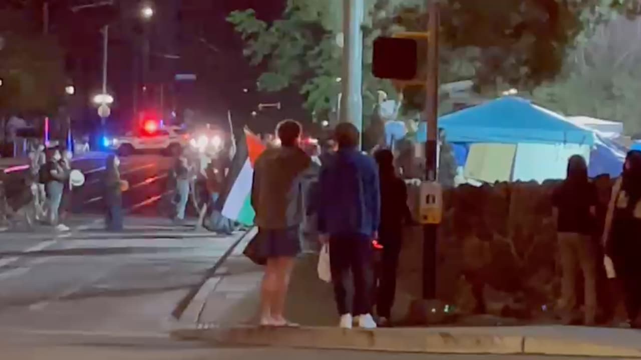 <b>Más de 70 detenidos en Phoenix</b>
<br>El pasado 26 de abril, al menos 72 personas fueron arrestadas por la policía, durante una noche de protestas en contra de la guerra entre Israel y Palestina en las inmediaciones de la Universidad Estatal de Arizona.