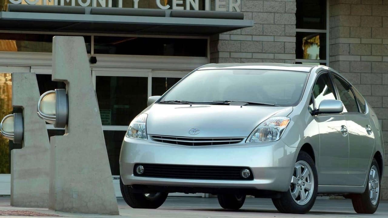 <h3 class="cms-h3-H3">2. Toyota Prius</h3>
<br>El 16.2% de los dueños del Toyota Prius, el único híbrido en la lista, lo mantiene en sus manos por más de 15 años, lo que representa 2.2 veces más que el promedio de personas que mantiene sus autos nuevos por más de 15 años. El Prius es el segundo modelo que más tiempo permanece en el garaje de sus dueños en Estados Unidos. 
<br>En la imagen vemos un Toyota Prius 2004.