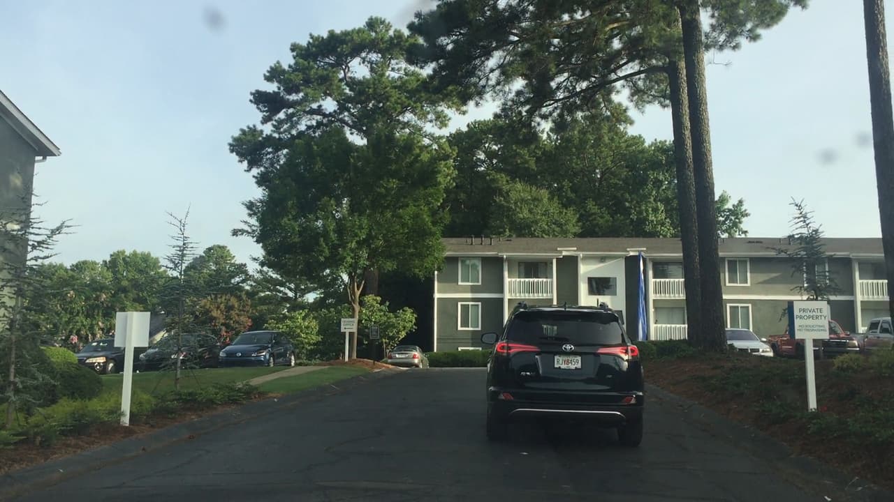 Las comunidades inmigrantes de Georgia vivieron entre los rumores y el miedo el inicio de lo que según el gobierno federal serán varios días de operativos para poner bajo custodia y deportar a indocumentados. En horas de la tarde de este domingo, tanto grupos activistas como Inmigración no habían confirmado detenciones en la región. Al norte de Atlanta, más de 70 personas se reunieron desde muy temprano en la sede de la organización Alianza Latina de Georgia por los Derechos Humanos (GLAHR), desde donde se formaron una decena de grupos que salieron a verificar si agentes del Servicio de Inmigración y Control de Aduanas de los Estados Unidos (ICE) estaban en los vecindarios arrestando a personas.