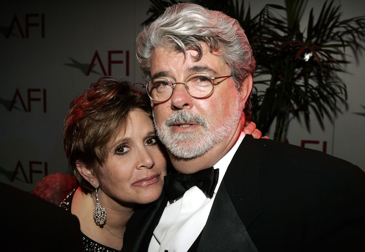 Junto al director George Lucas en los premios Life Achievement Award en Hollywood, California, el 9 de junio de 2005. (Foto de Vince Bucci/Getty Images)