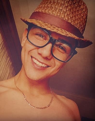 WOW! También le encanta posar como todo un intelectual.