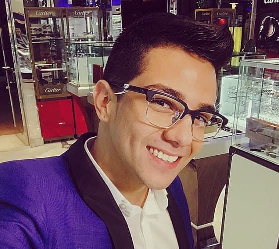 Los lentes le van súper bien, resaltan su galanura.