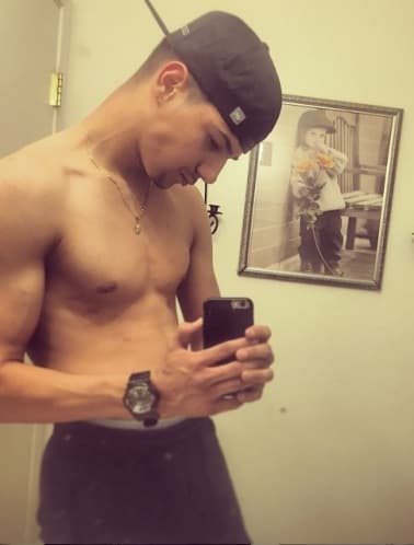 Entre las selfies favoritas de Luis Coronel están esas en donde muestra mucho músculo.