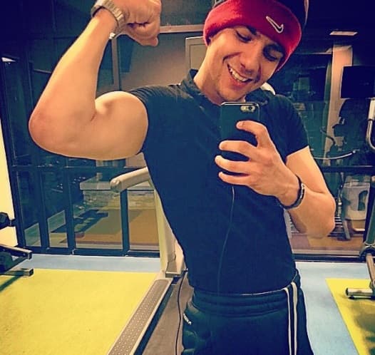 Trabaja bien duro en el gym y luego nos presume su cuerpazo.