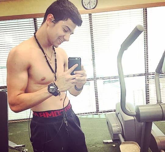 Se nota que es muy constante con su entrenamiento, por eso cada vez se pone más guapo.