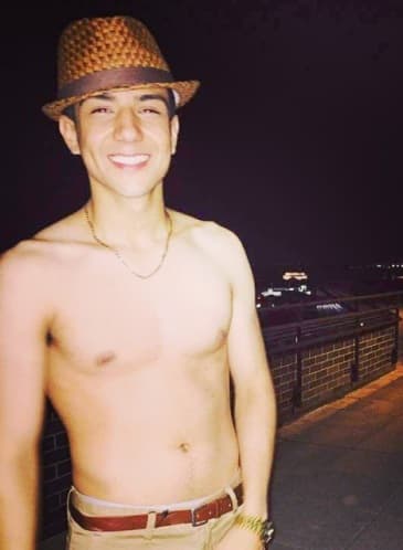 Nunca se olvida de posar con una linda sonrisa.