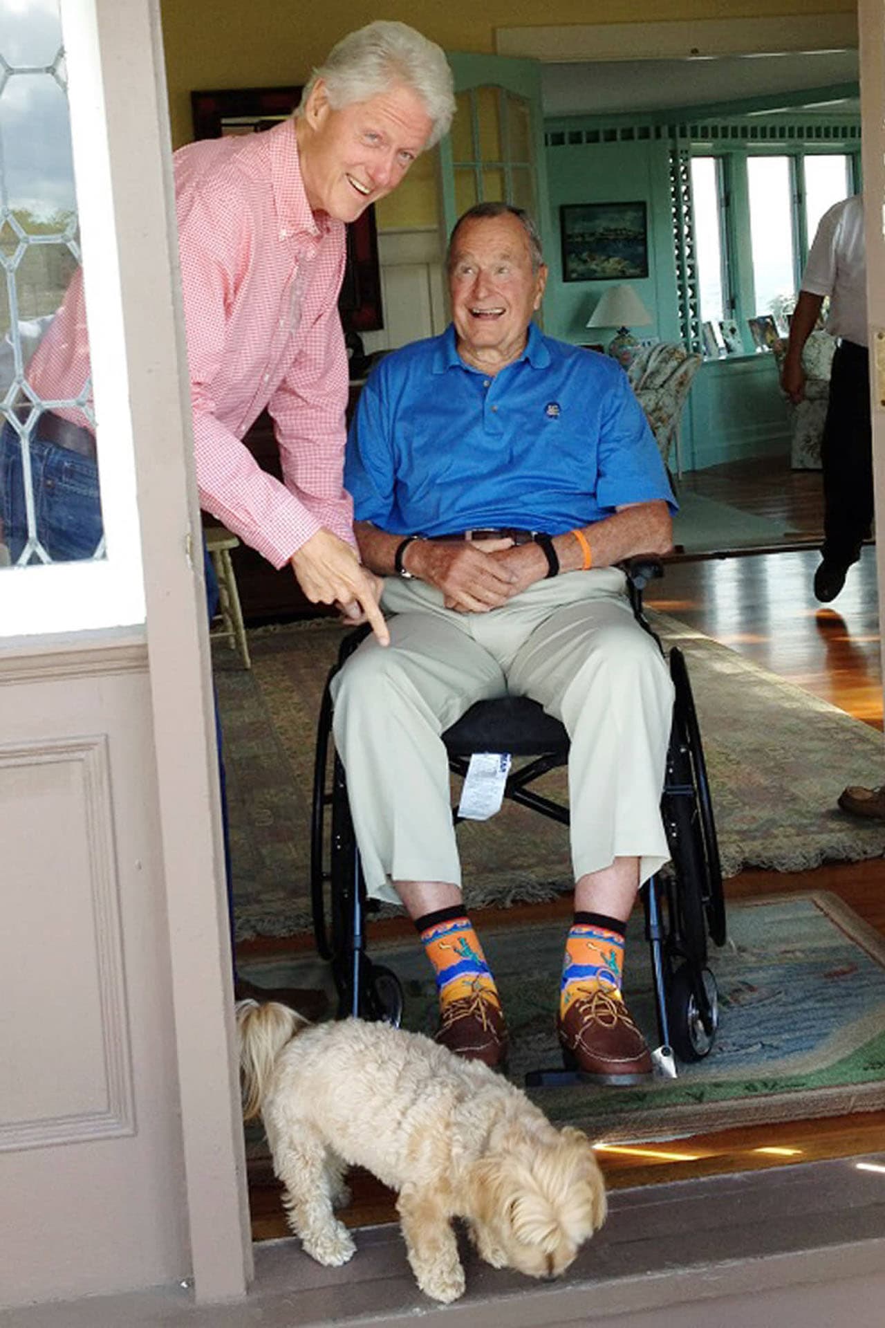 En otra visita de su amigo Clinton, Bush padre viste unos calcetines coloridos con motivos de cactus.