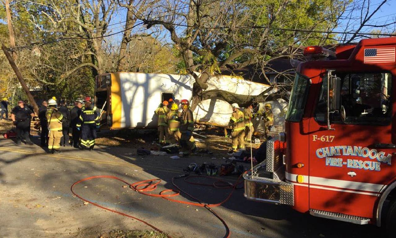 Al menos seis niños murieron y unos 23 resultaron heridos al accidentarse este lunes el autobús de una escuela primaria en Chattanooga, Tennessee. La información la confirmó el fiscal de distrito del condado de Hamilton, donde ocurrió el accidente. Cinco niños fueron hallados muertos en el bus y un sexto murió mientras era atendido en el hospital.