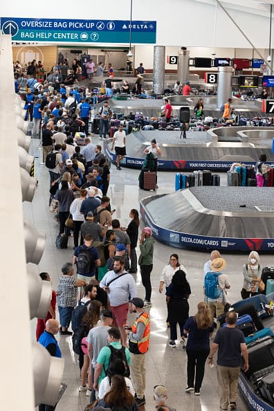 ATLANTA, GEORGIA - 22 DE JULIO: Pasajeros de Delta Airlines hacen fila para recibir asistencia de un agente en el Aeropuerto Internacional Hartsfield-Jackson de Atlanta el 22 de julio de 2024 en Atlanta, Georgia. Delta Airlines canceló más de 700 vuelos el lunes debido a la actualización del software Crowdstrike, lo que representa más de la mitad de las cancelaciones de vuelos en los EE. UU. (Foto de Jessica McGowan/Getty Images)