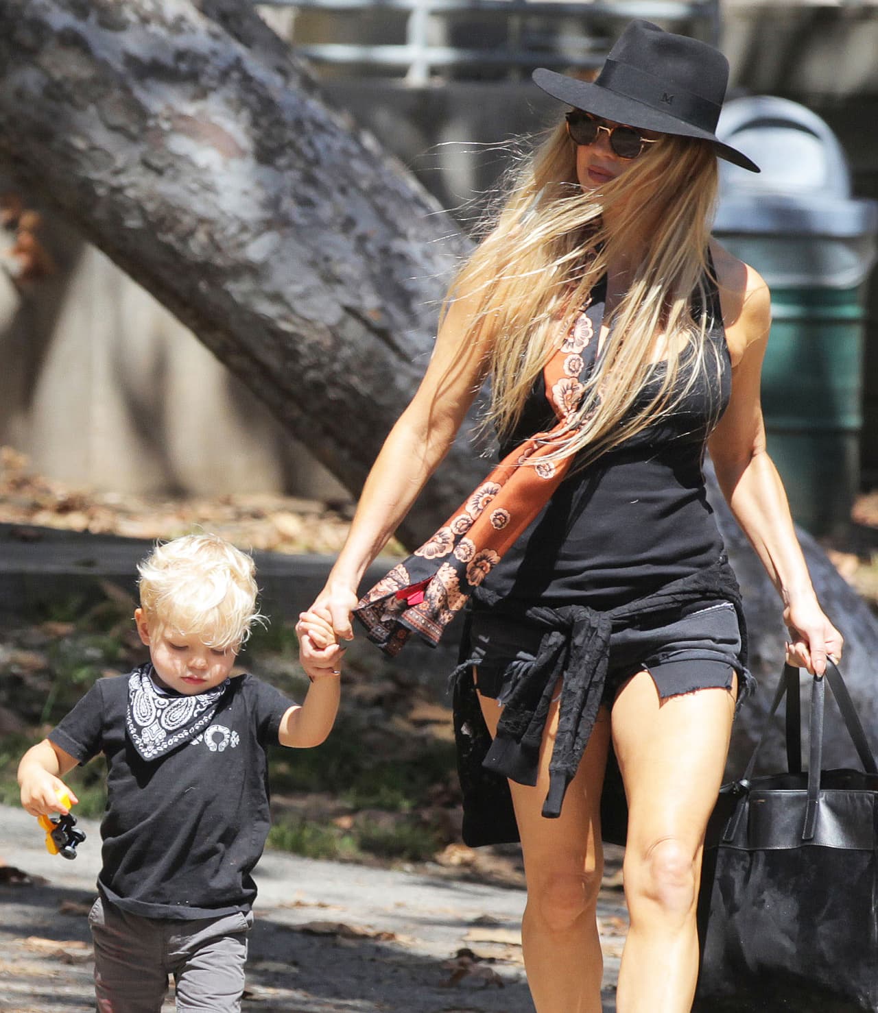 La famosa lleva un look candente mientras lleva a su adorable nene Axl Duhamel a jugar.