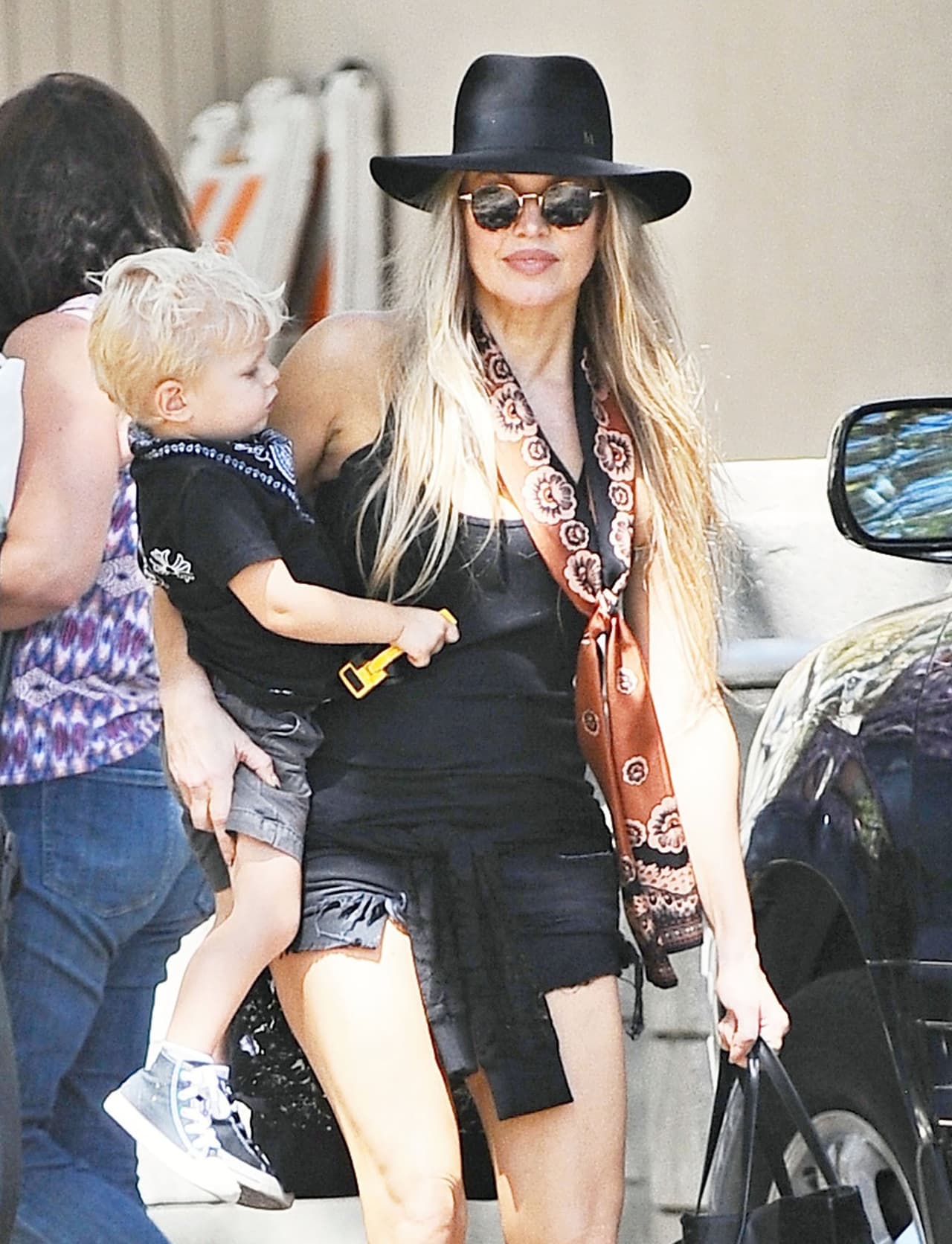 La famosa lleva un look candente mientras lleva a su adorable nene Axl Duhamel a jugar.