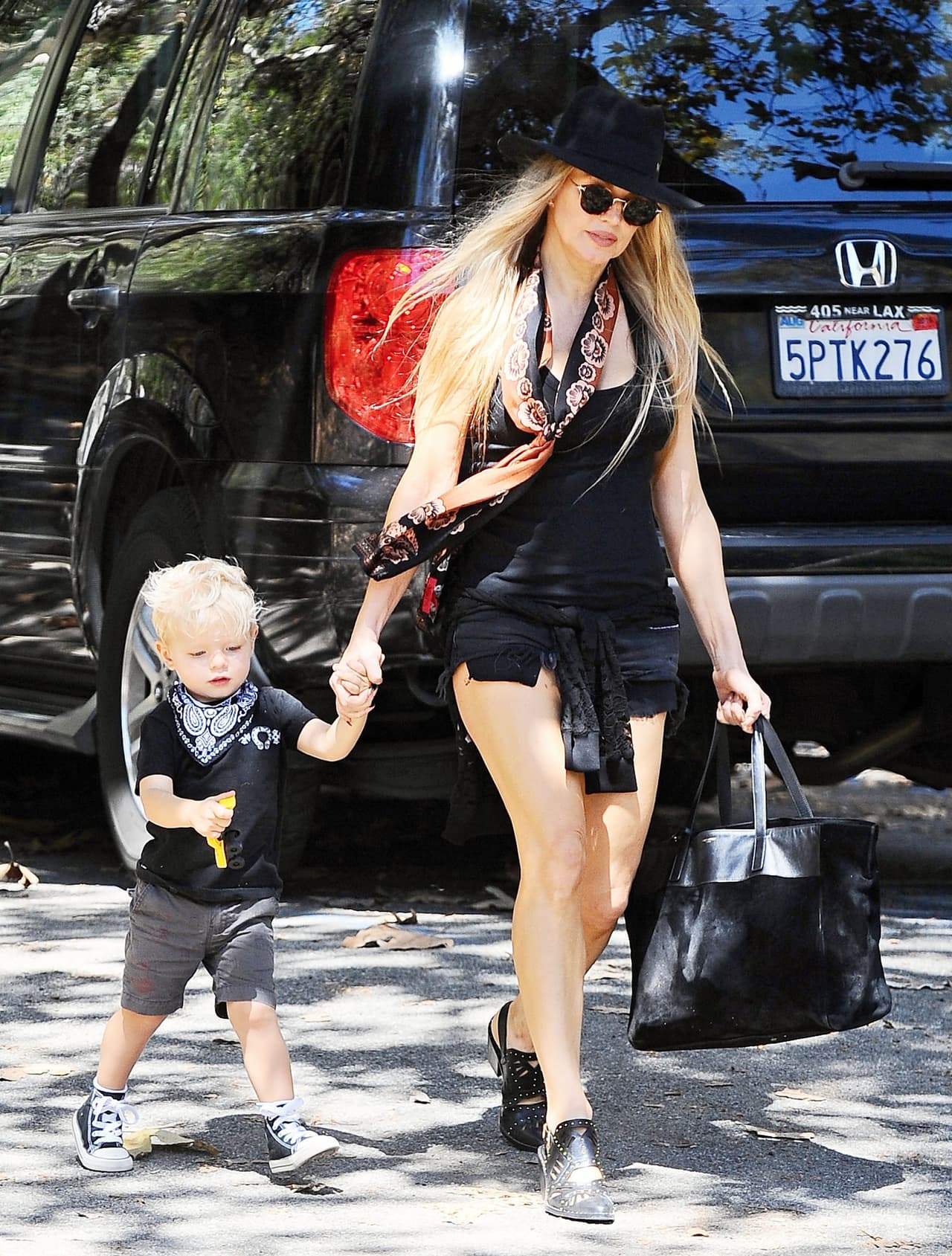 La famosa lleva un look candente mientras lleva a su adorable nene Axl Duhamel a jugar.