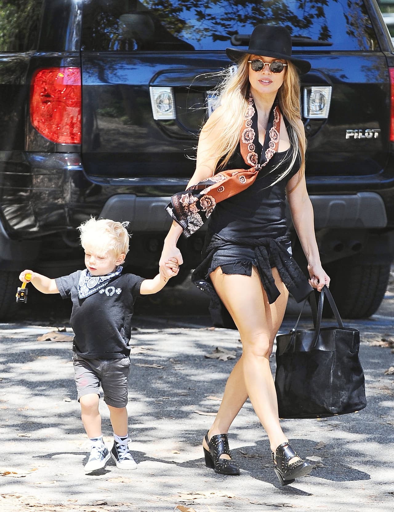 La famosa lleva un look candente mientras lleva a su adorable nene Axl Duhamel a jugar.