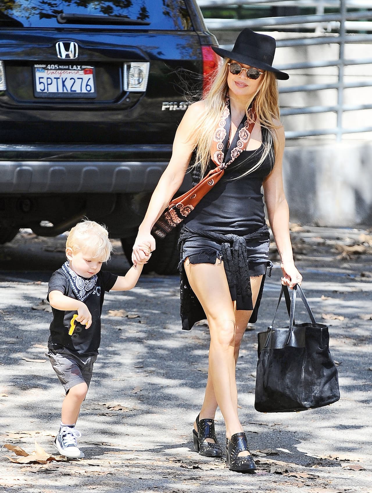 La famosa lleva un look candente mientras lleva a su adorable nene Axl Duhamel a jugar.