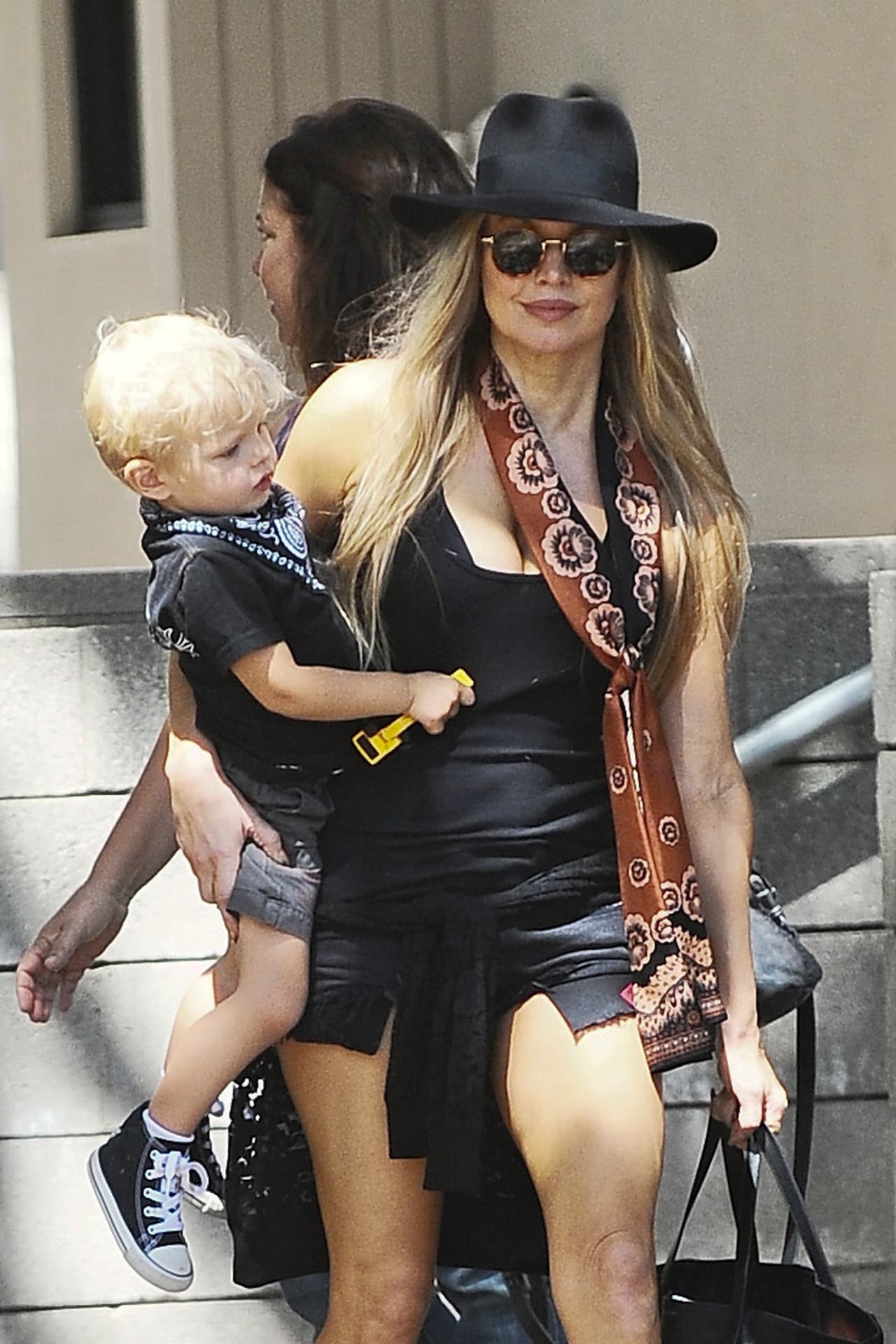 La famosa lleva un look candente mientras lleva a su adorable nene Axl Duhamel a jugar.