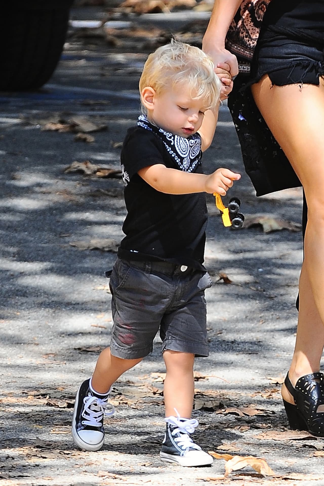 La famosa lleva un look candente mientras lleva a su adorable nene Axl Duhamel a jugar.