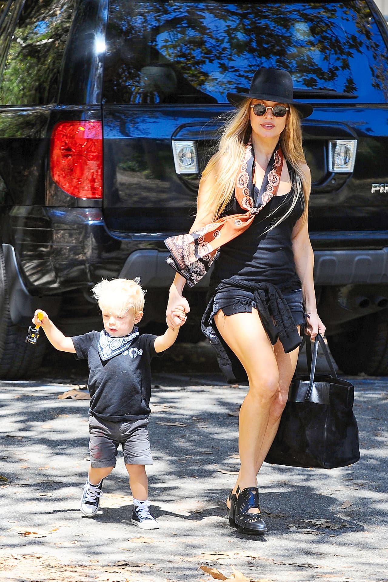 La famosa lleva un look candente mientras lleva a su adorable nene Axl Duhamel a jugar.