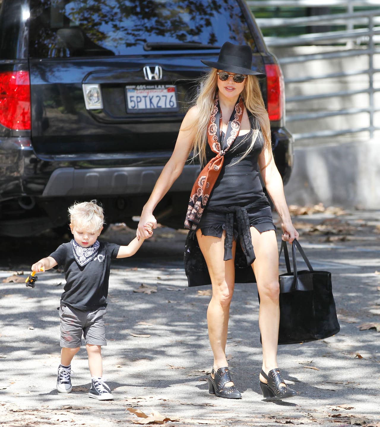 La famosa lleva un look candente mientras lleva a su adorable nene Axl Duhamel a jugar.