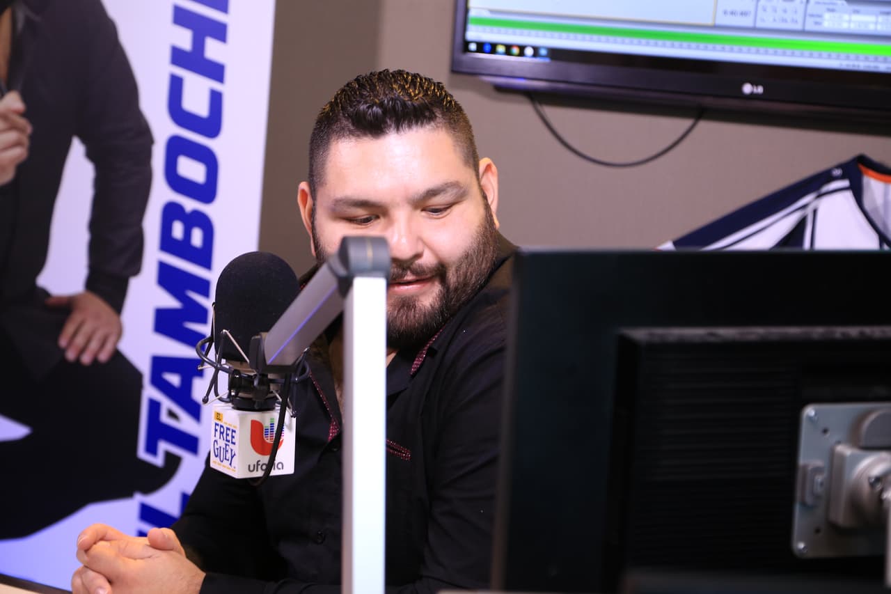 Antes de irse, El Tambochi hizó cantar a Christian Nodal una última vez y le pidió que le tocara un corrido.