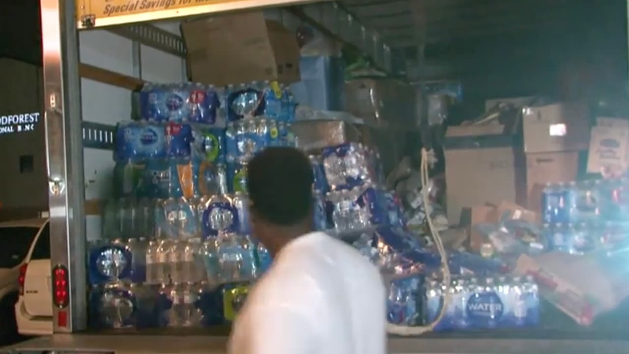 <a href="https://www.univision.com/local/houston-kxln/mattress-mack-tormenta-invernal-comida-houston-ellen-degeneres-fotos">El propietario de Gallery Furniture</a> realiza su propia campaña de recolección para ayudar tras el devastador huracán.