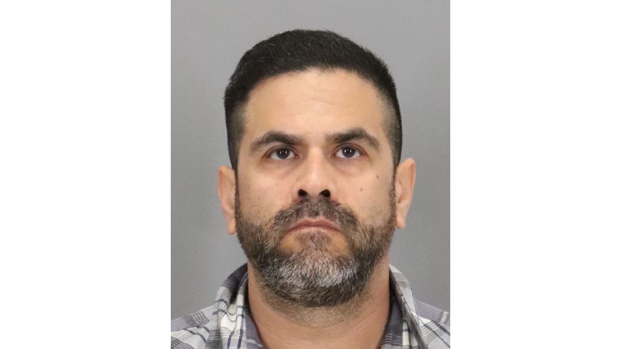 Bryan Velásquez, es hombre de 43 años residente de San José, California, que fue arrestado por acoso (delito grave) y contra quien se obtuvo una orden de restricción de violencia con armas de fuego.
<br>