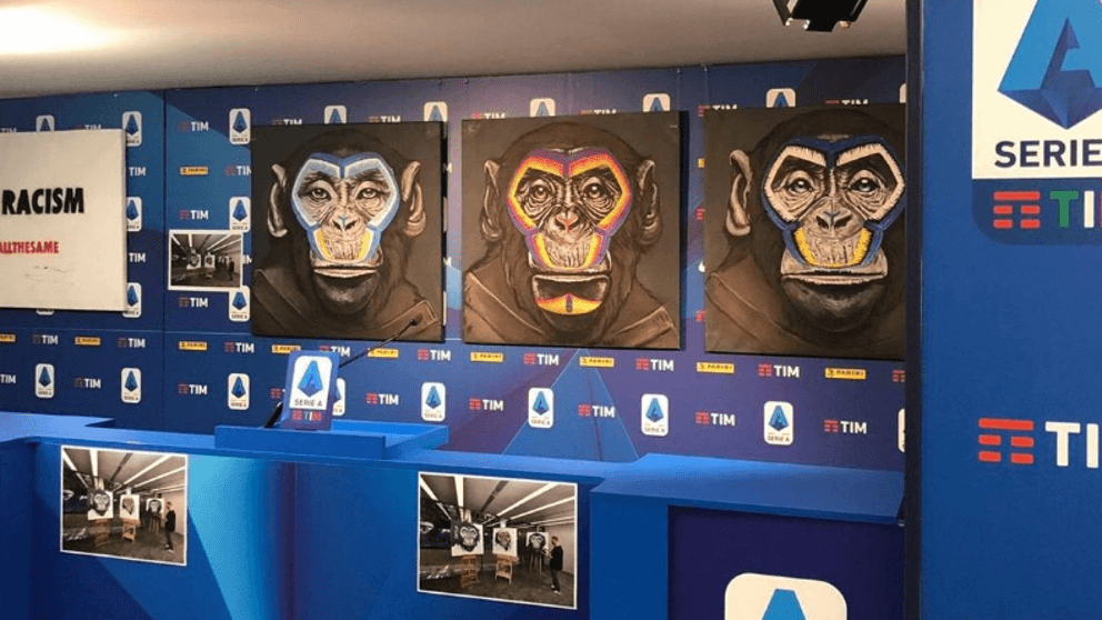 La iniciativa está encabezada por un cartel donde aparecen tres monos.