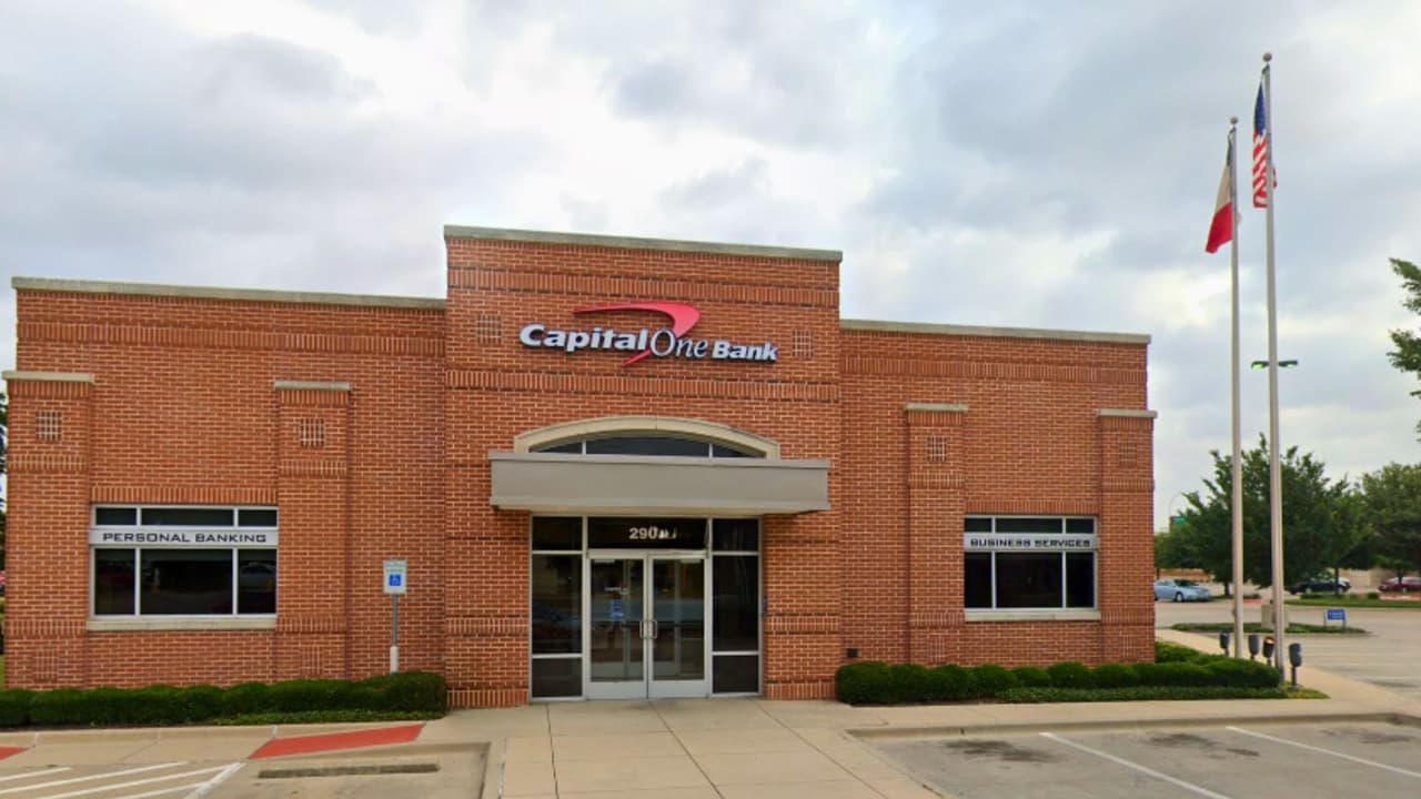 Capital One Bank, ubicado en 2903 Forest Lane, Dallas.