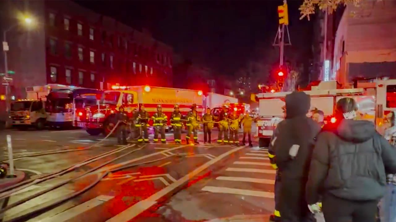 Incendio de cuatro alarmas arrasa con popular restaurante en East Harlem y deja un herido